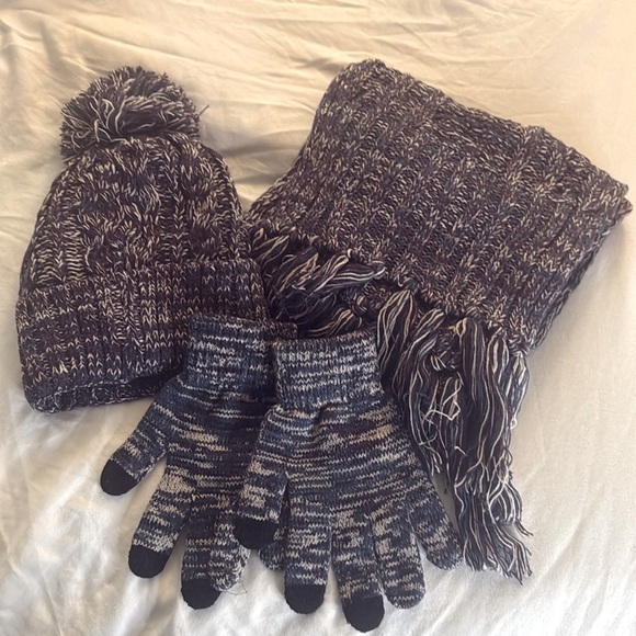 NWOT Women’s Hat with Fleece Lining,Scarf and Touchscreen Gloves - Picture 1 of 4